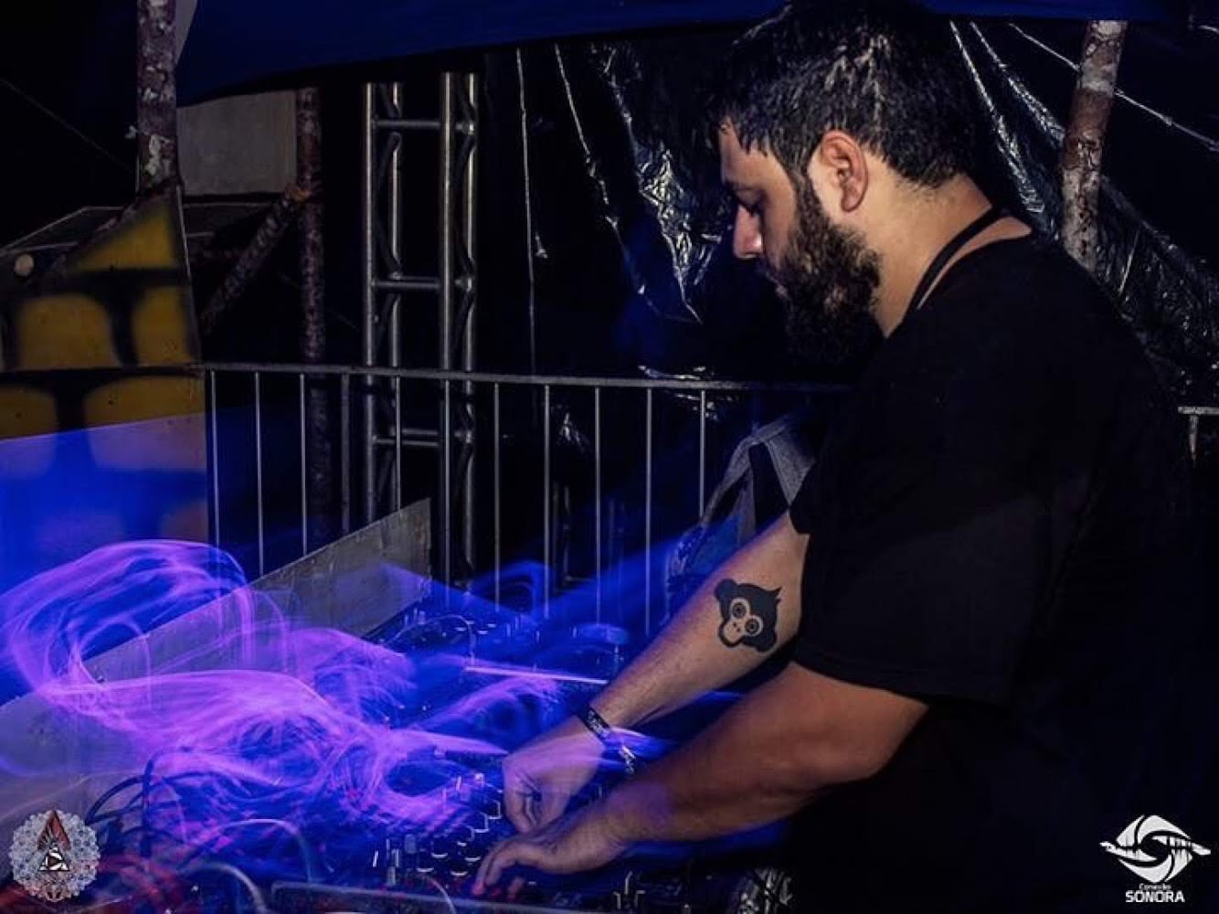 Idemax tocando em evento de música eletrônica