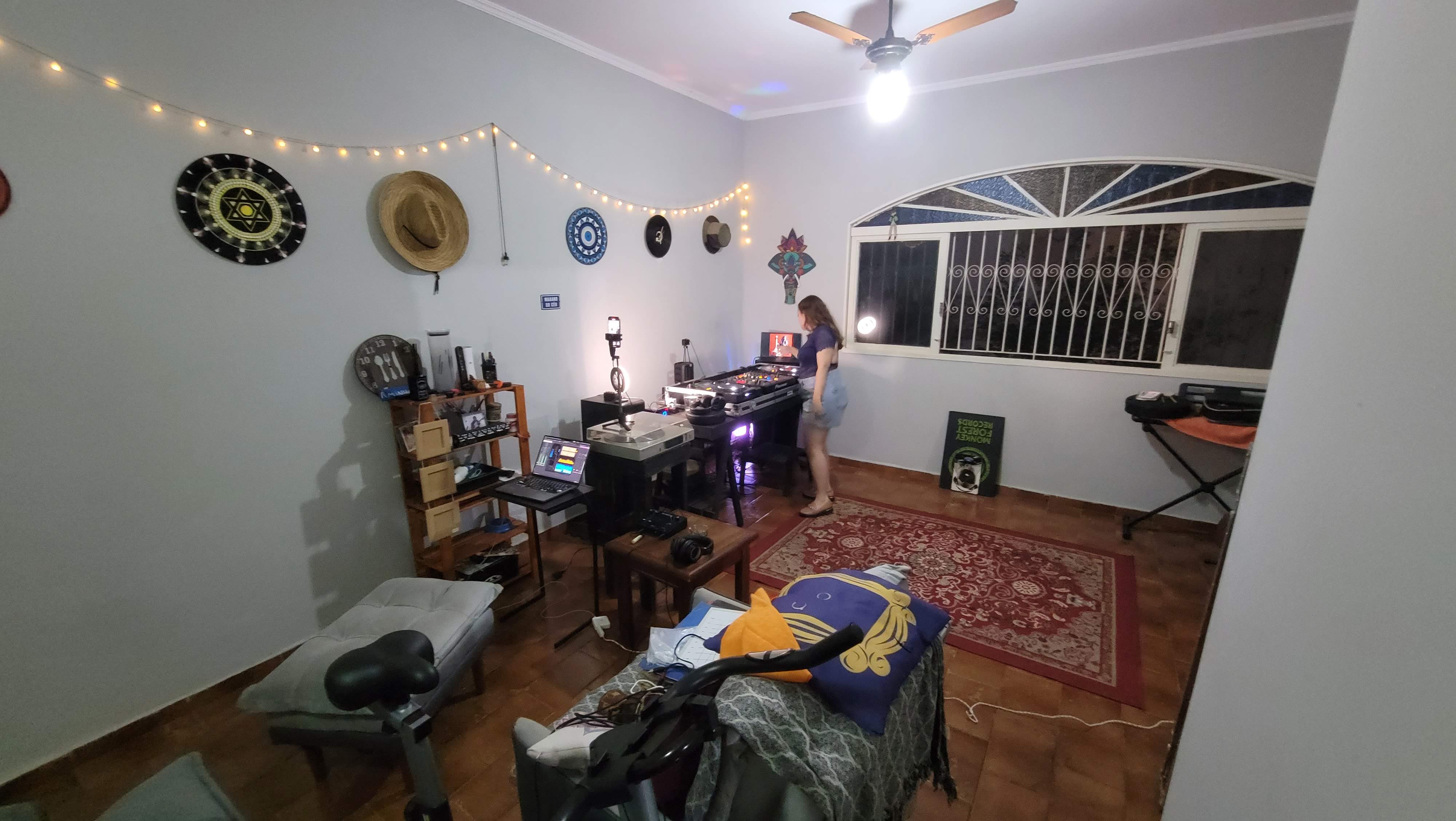 Aula de DJ profissional com equipamentos Pioneer