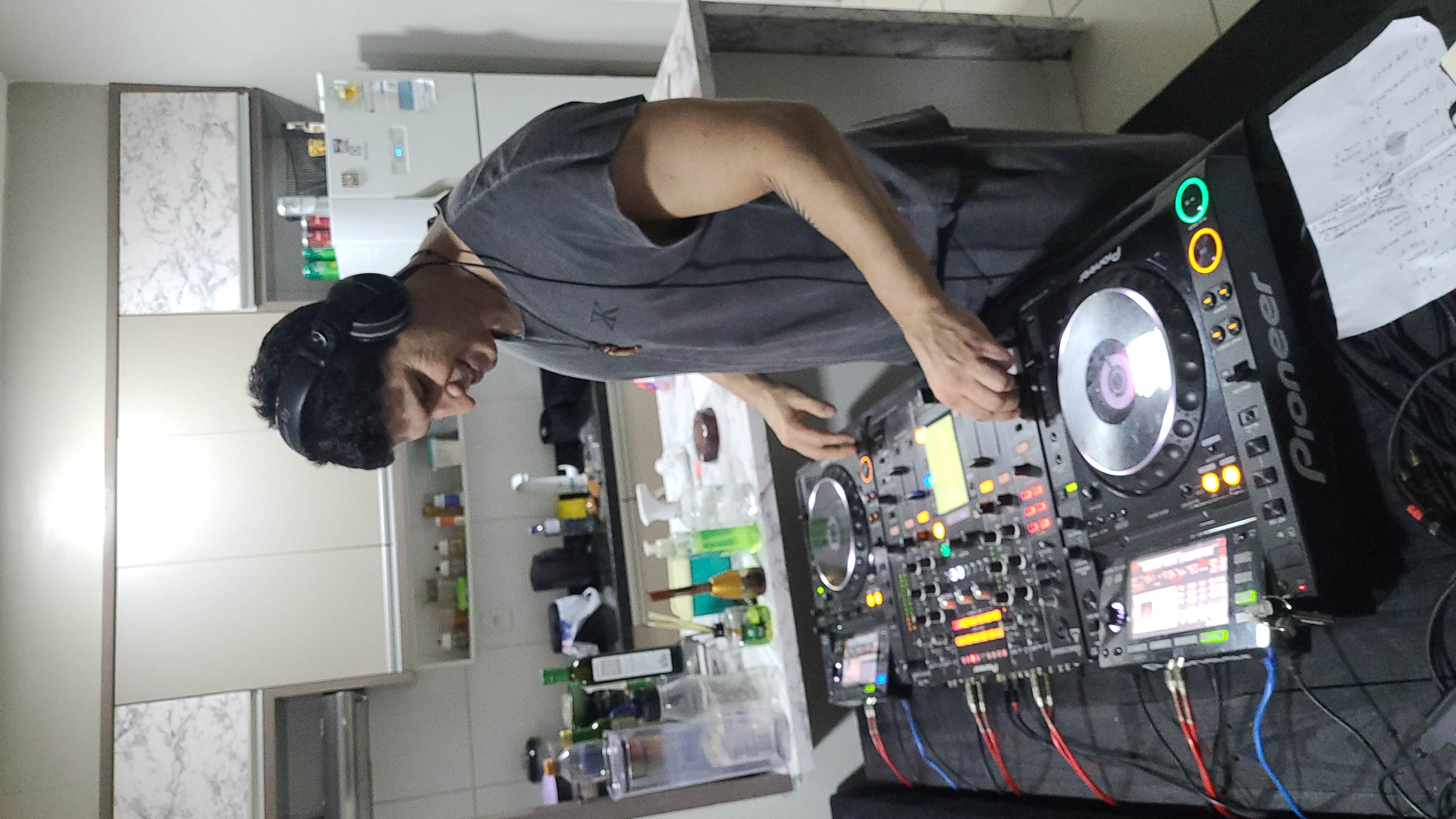 Aula prática de DJ no Studio Idemax