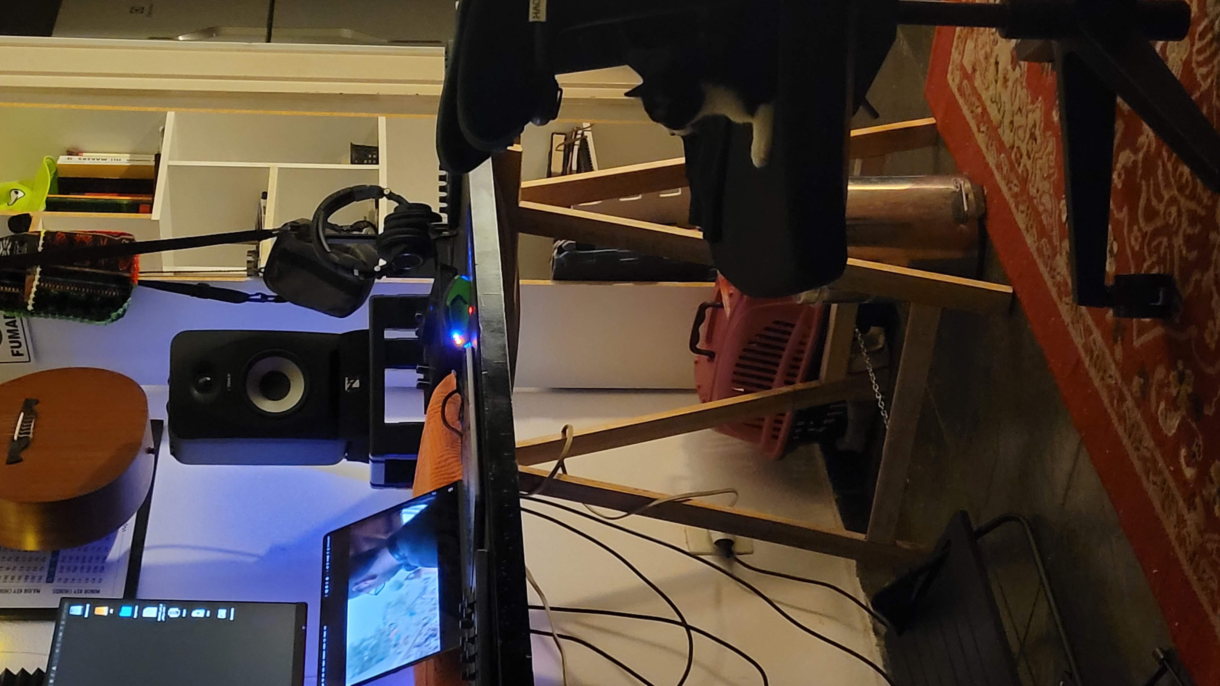 Home estúdio Idemax com monitores de áudio e equipamentos